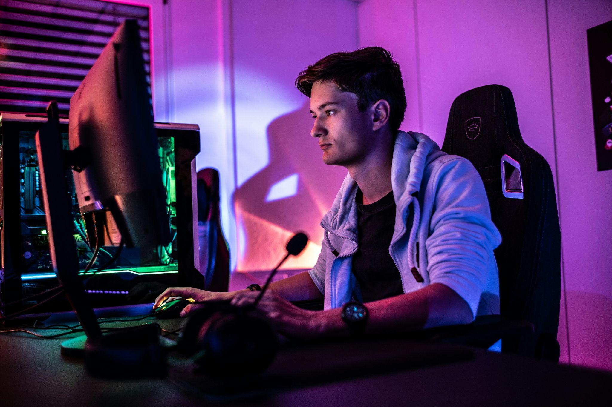 a player concentrating on their game strategy online