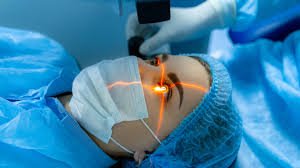 Best femto cataract surgeon in Delhi