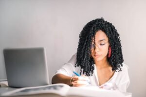 How Experts Can Help You Succeed in an Online Law Class